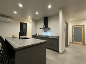 Discover This Stunning Modern Home In The Mountainous Region Of Hungry Horse, Montana, Where The Beauty Of Arapido Sprayable Microcement Flooring Takes Center Stage